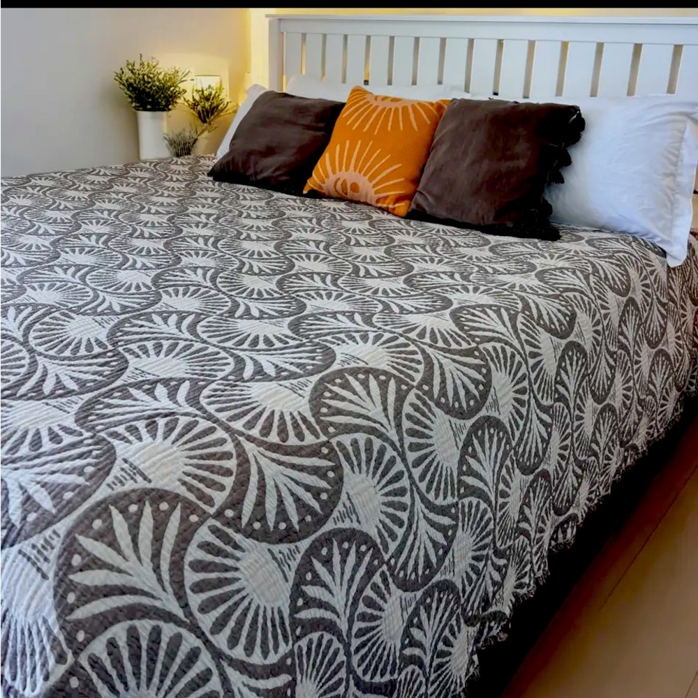 Ginkgo Deco Leaf Quilt Bedspread Comforter 2 Side FLiPSiDE Tan + Cream NEW! - Picture 13 of 13